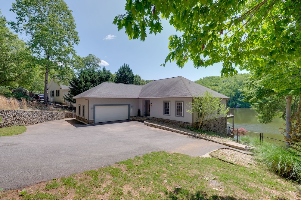 Waterfront Smith Mountain Lake Home w/ Boat Dock! view 4