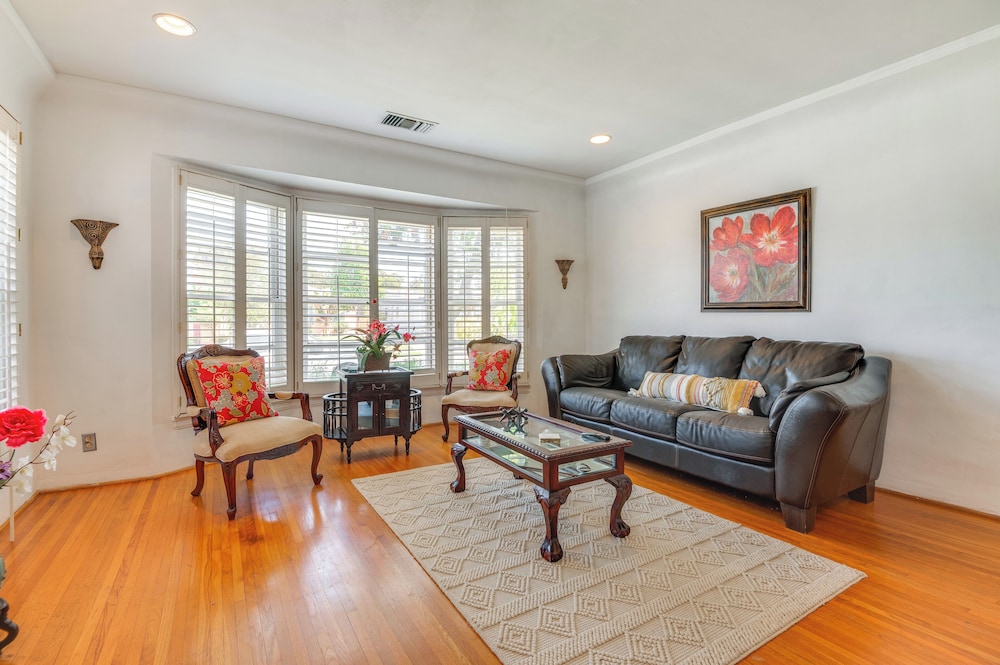 5 Mi to Sofi Stadium: Charming Family Home!