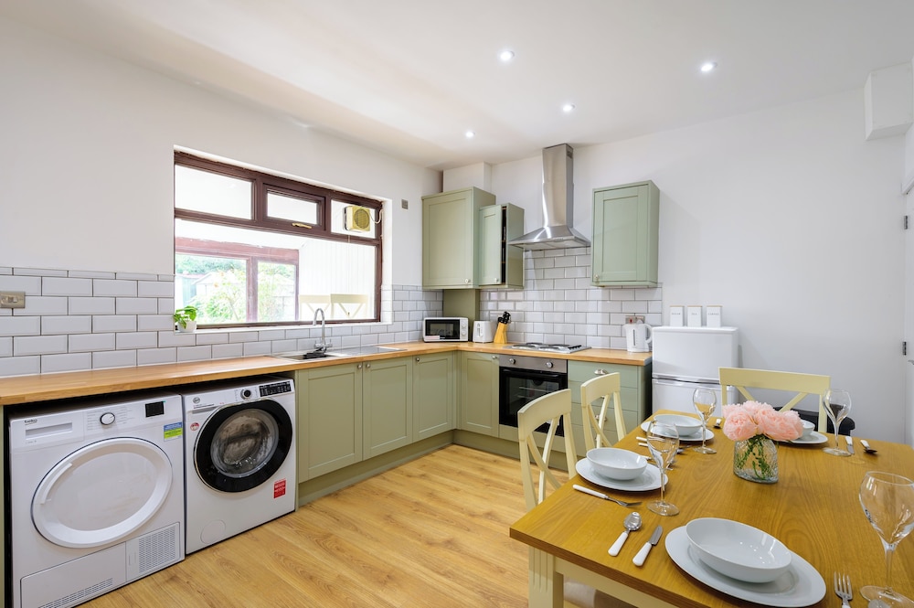Beautiful 2 Bedroom House in Atherton Free Parking