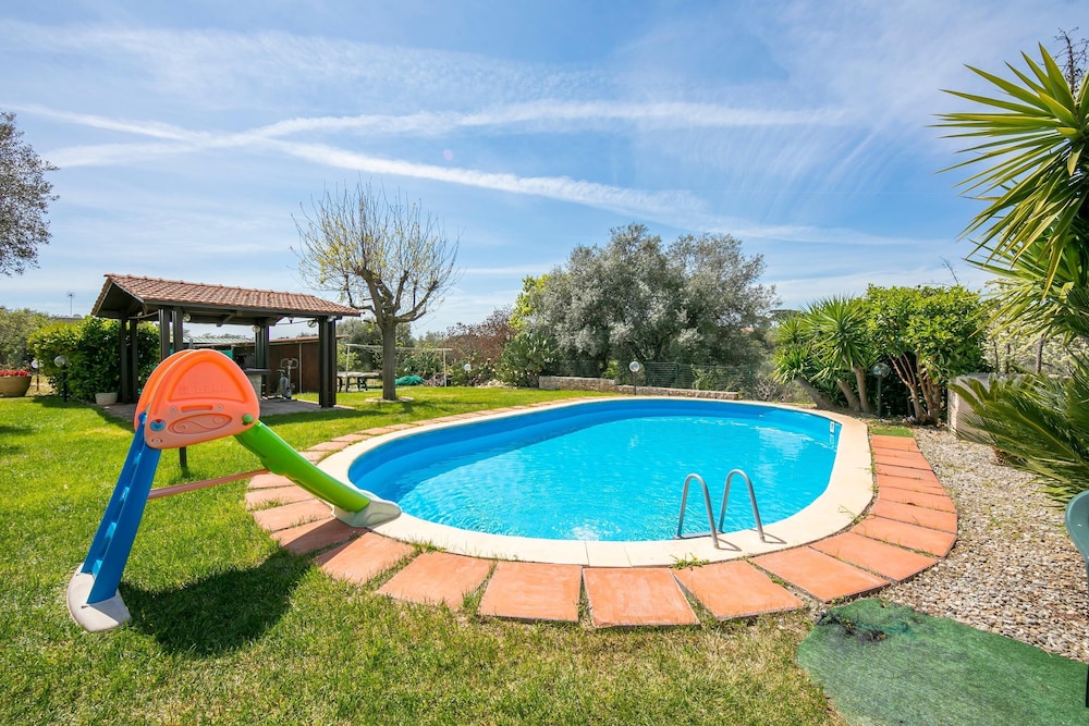 La Casa Sulla Roccia Trulli Pool view 2