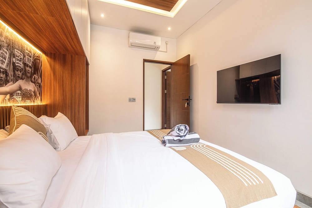 Enchanting 5BR Canggu Villa Moments to Sea