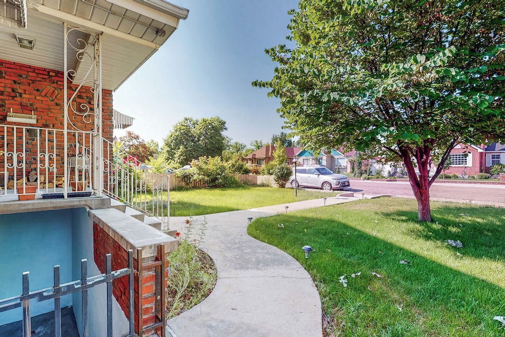 2BR Dog-friendly Duplex Close to Boise w/ W & D