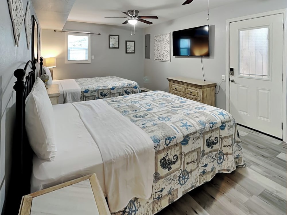 Pleasure Pier Retreat Manor by Ryson Vacation Rentals
