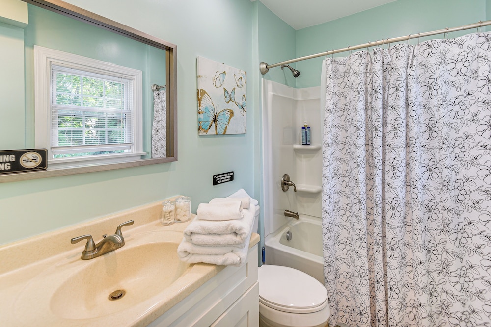 Spacious Family Home w/ Yard in Dtwn Hampton!