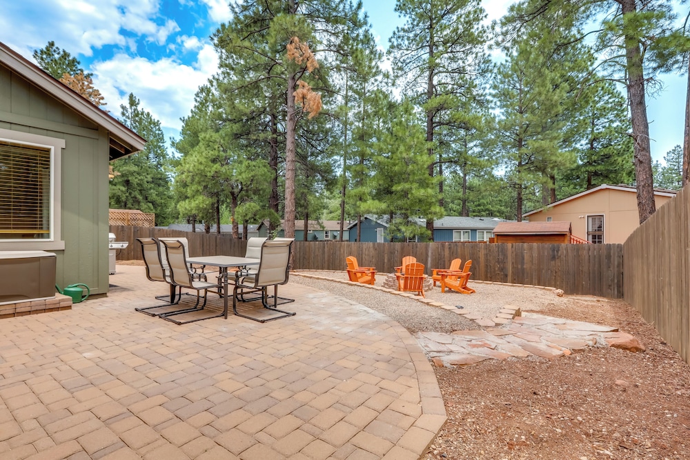 Walk to Flagstaff Urban Trails System: Cozy Home