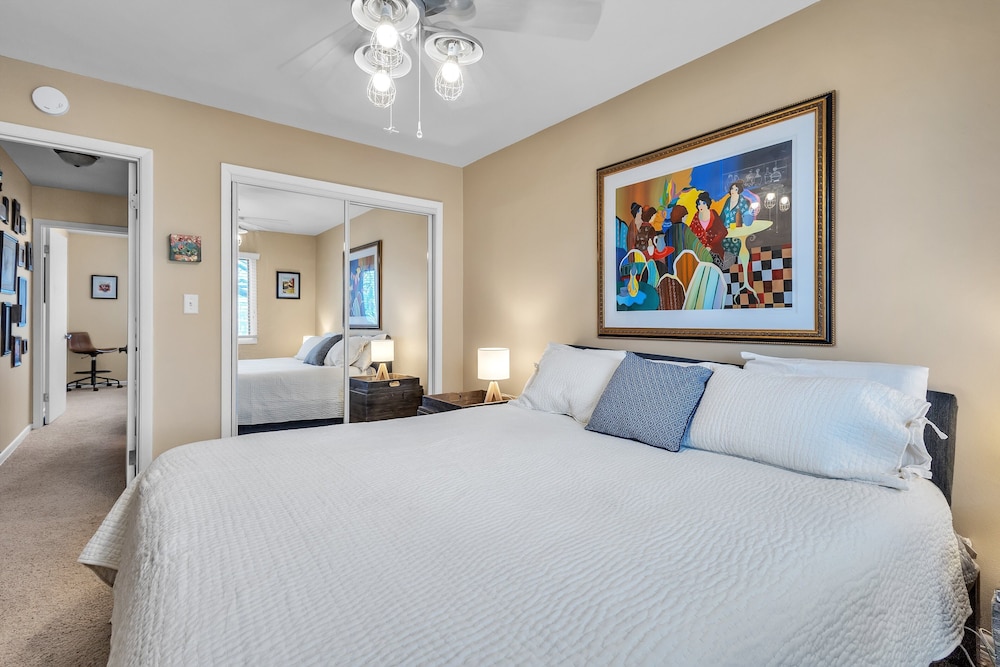 Harbor Hideaway - Walk To Beach, Dining & Downtown 2 Bedroom Condo