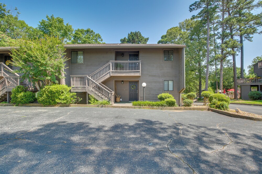 1 Mi to Boating: Pool-view Haven in Lake Hamilton!