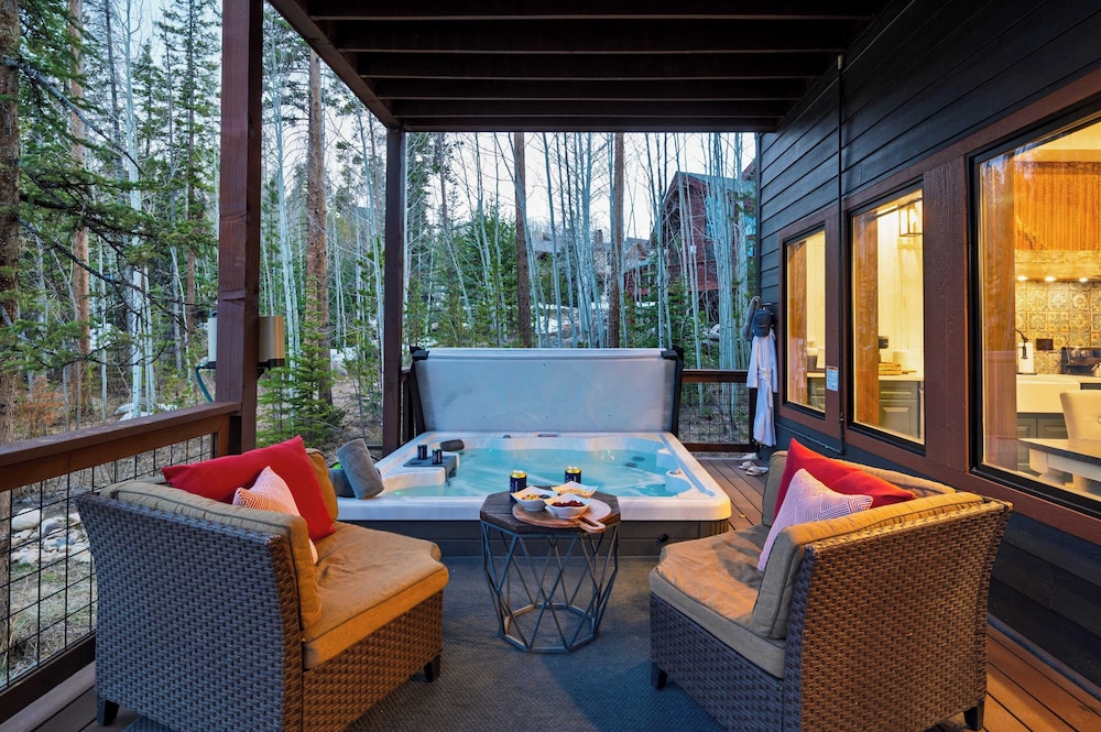 Winterhaven Estate by Avantstay Sleeps 19 Guests Mountain Compound w/ Views, Firepit, Hot Tub