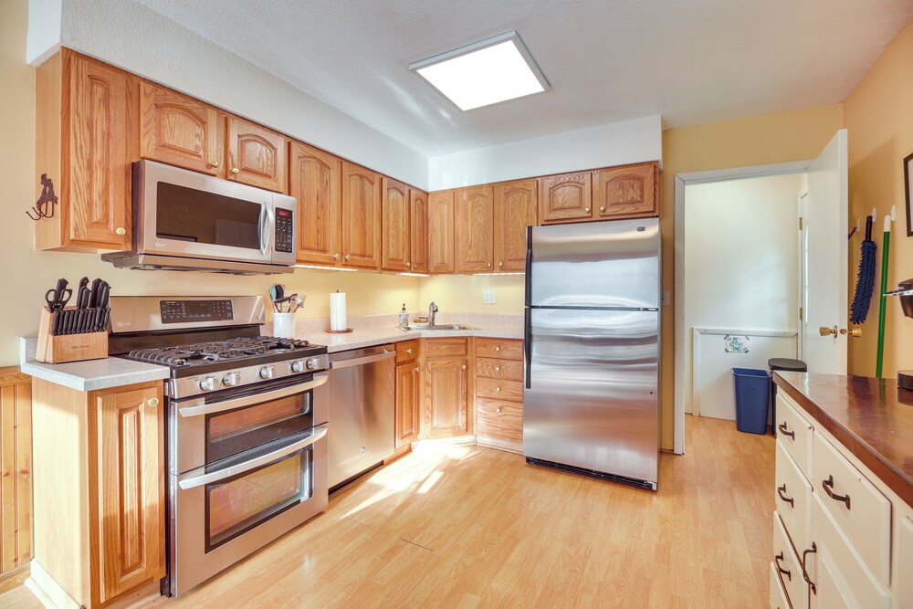 1 Mi to Sugarbush Resort: Dog-friendly Home!