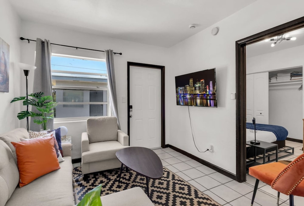 Triplex With 3 Bedrooms 6 Min Beach Free Parking