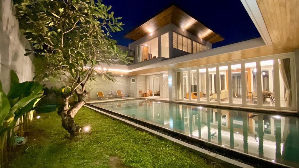 YY Villa Big Pool & Parking in Seminyak