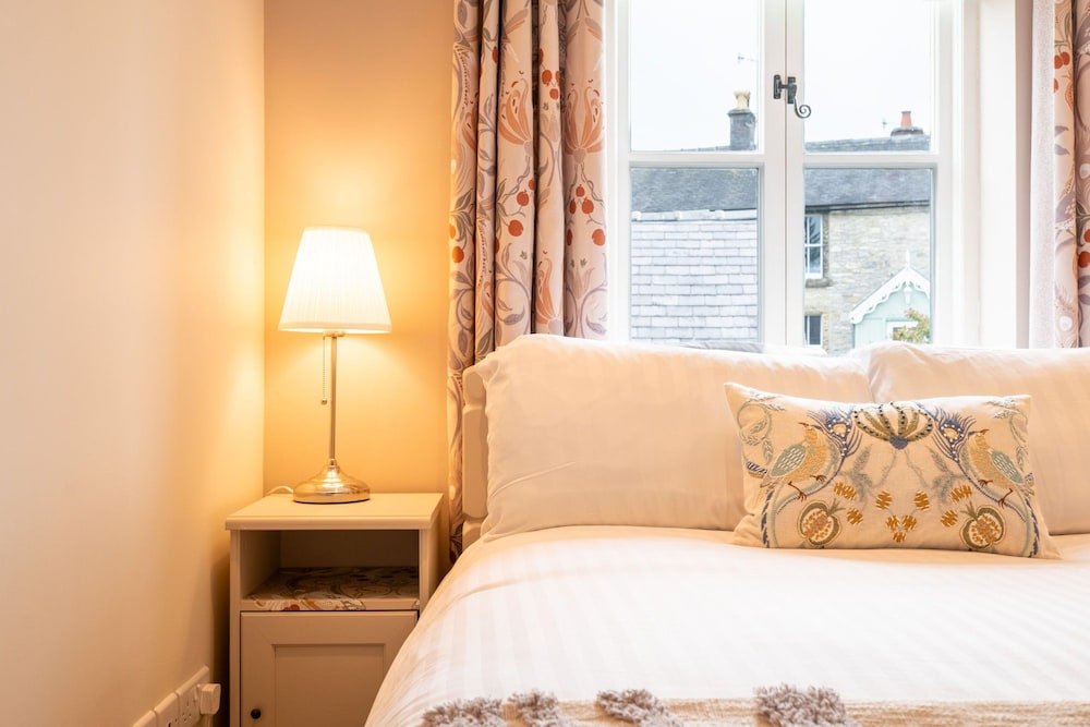 Host Stay Chimney Pots Cottage