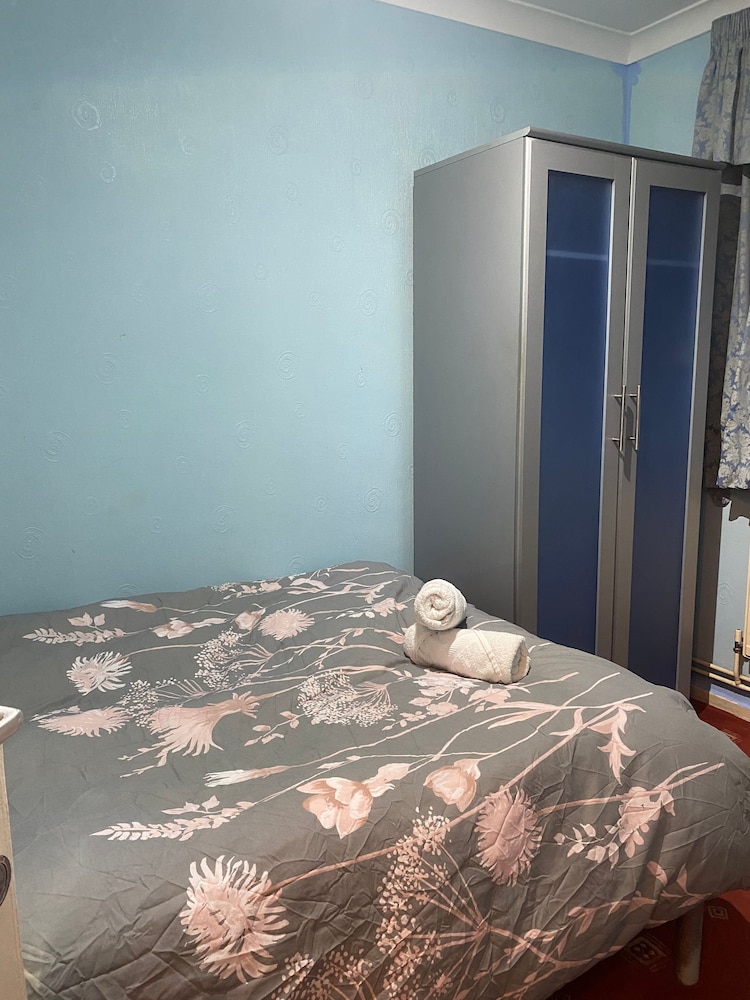 Charming 4-bedroom Apartment in East London - Perfect City Getaway