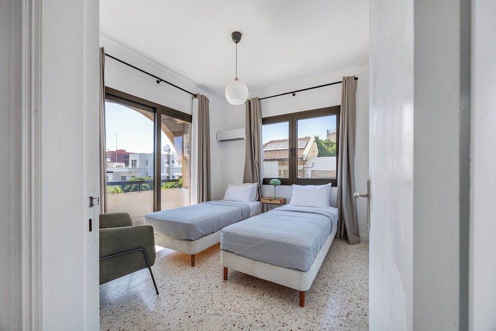 Trygoni Court - Elegant Downtown 3-bdr Apartment