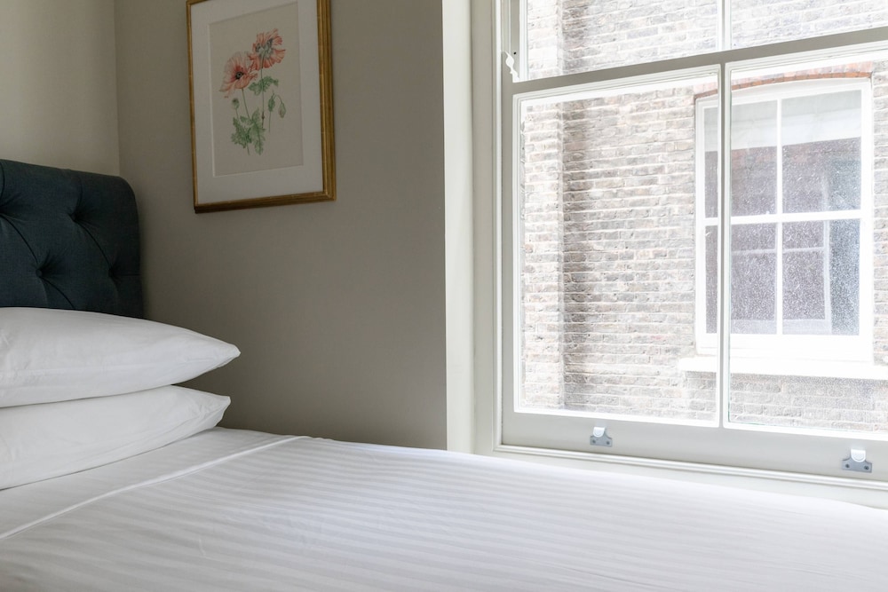 Albert Bridge Road VII by Onefinestay view 3