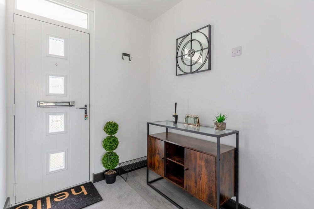 Newly Renovated 3BD Home, Islington!