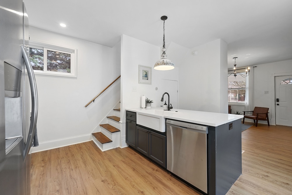 Morrill Modern Retreat Desirable Marion Village! - Image 3