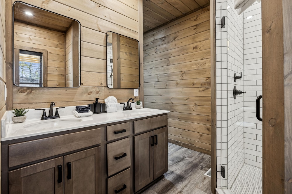 Jerne To The Top 4 Bedroom Cabin