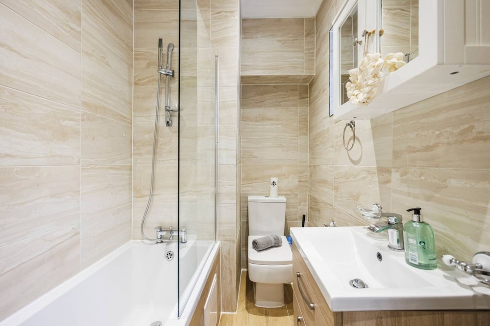 Kensington Charming and Bright Flat
