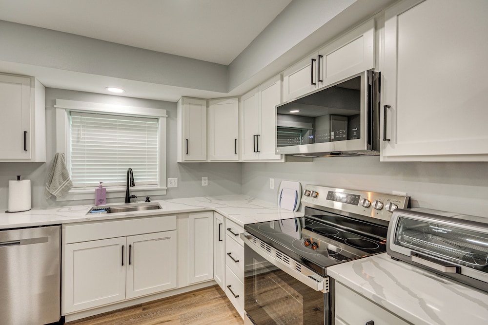 3 Mi to Navarre Beach: Home w/ Furnished Patio