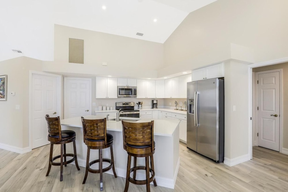 Waterfront Home With Spectacular View, Pool and spa view 5