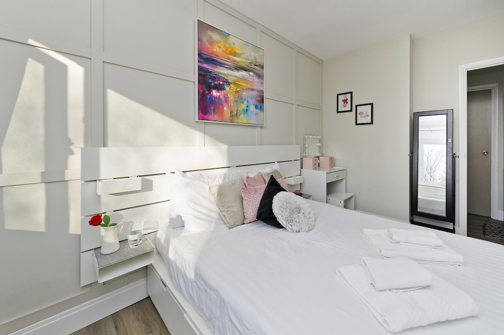 Attractive two Bedroom Flat in Ealing Broadway by Underthedoormat