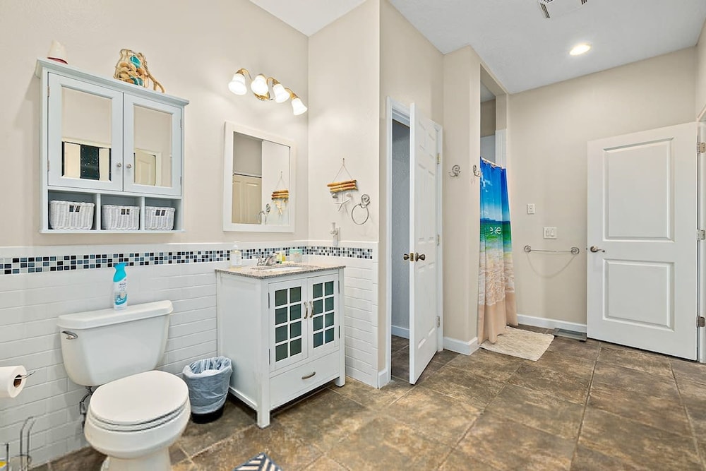 Perfect Beach House 2min Walk With Heated Pool and Hot Tub 4 bed 3 Bath With Pet Friendly