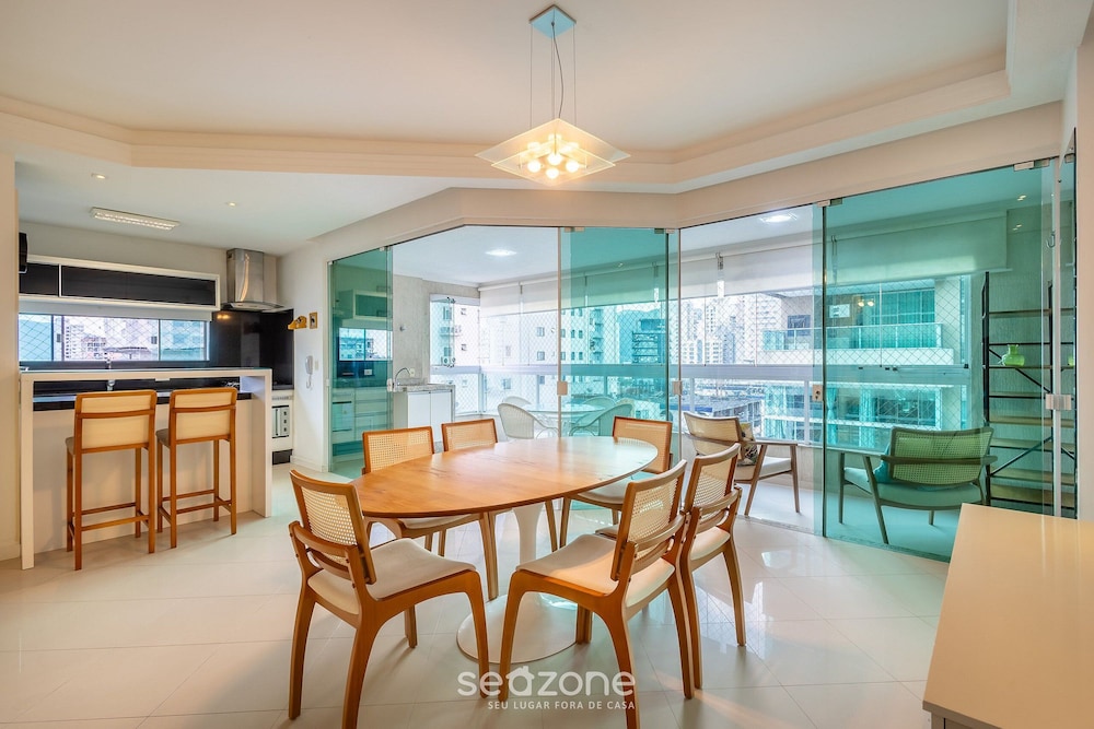 Stay Steps From the sea in Meia Praia - VIM