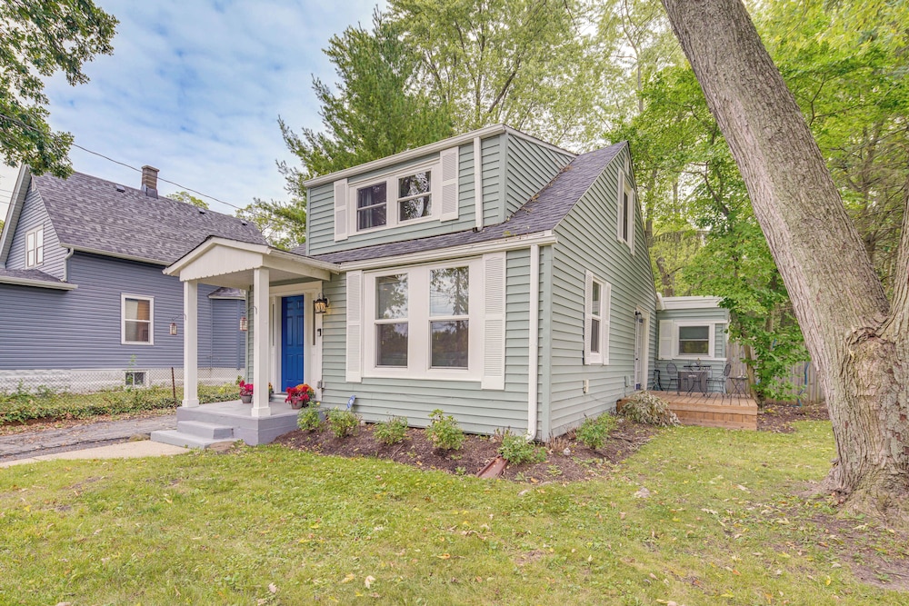 Fire Pit & Grill: Family Home on Fox River Trail!