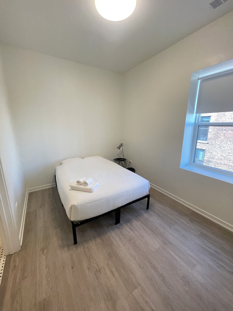 Cozy and Modern Stay in the Heart of C