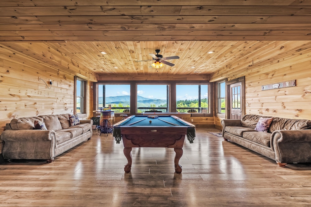 Amazing View Cabin w Gameroom Hot Tub Fire Pit
