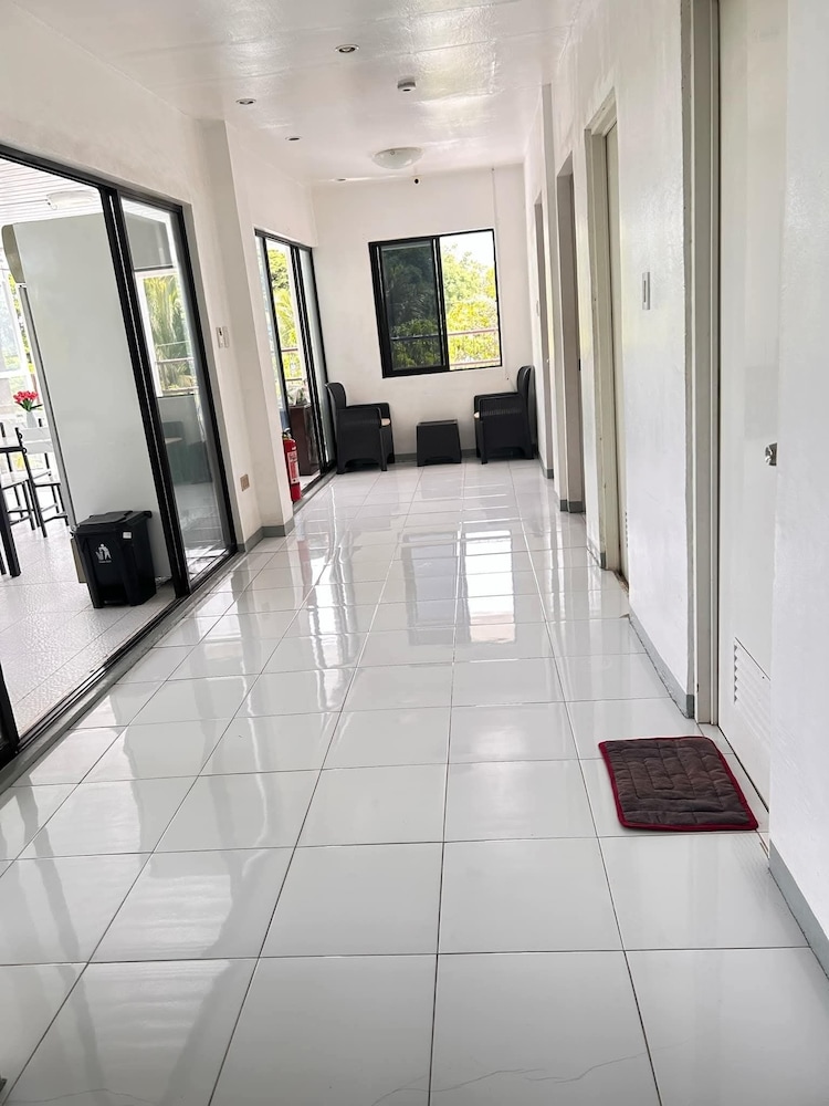Luna Oslob Travellers Inn