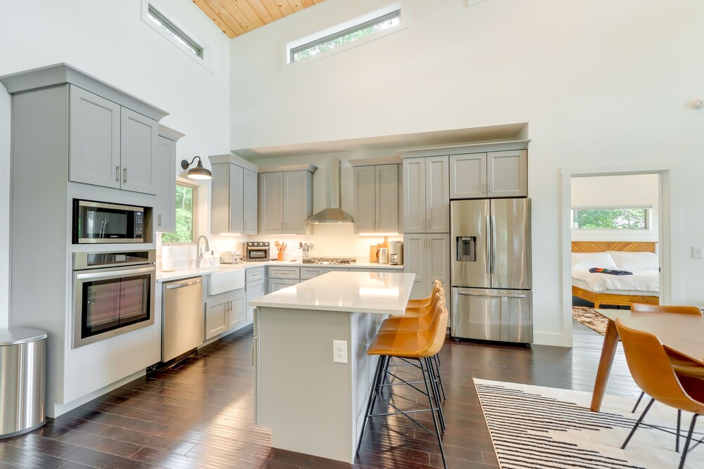 Mid-century Modern Home w/ Hot Tub & Mtn Views! view 4