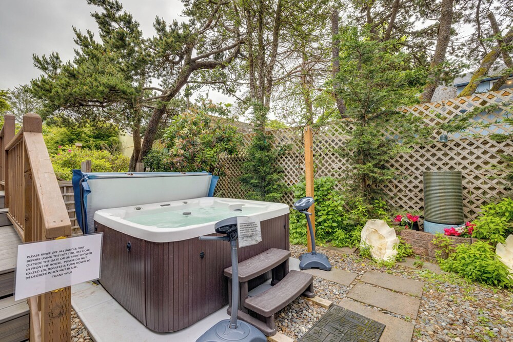 House w/ Hot Tub & Deck - Walk to Seaside Beach! view 3