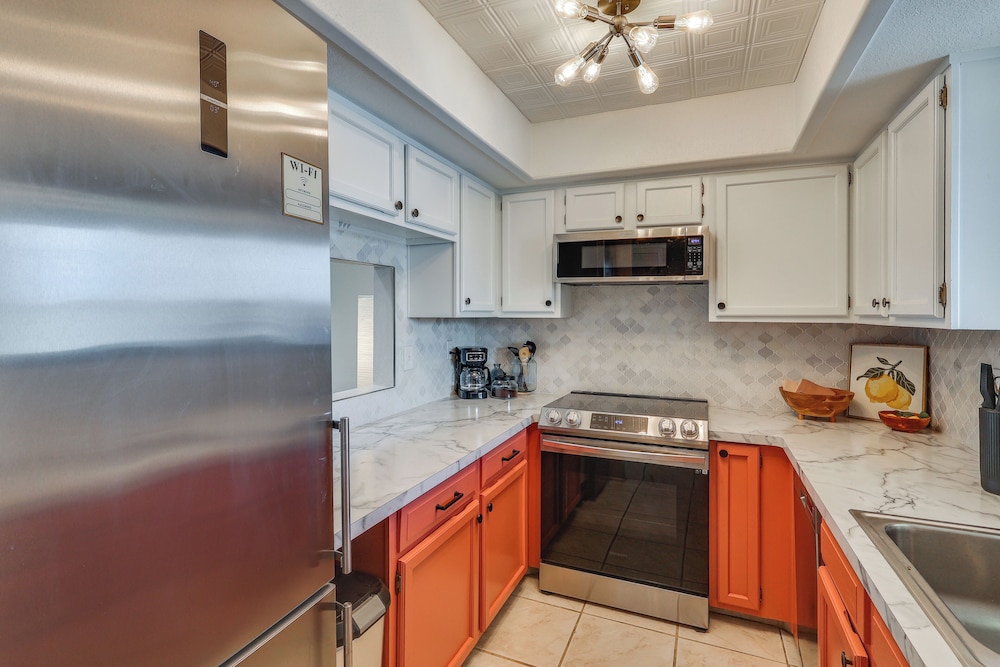 < 2 Mi to London Bridge: Chic Condo w/ Pool Access