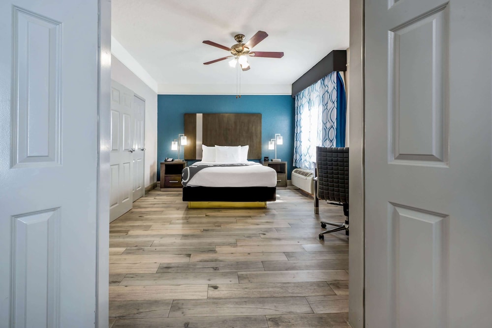 La Quinta Inn  Suites by Wyndham Kingwood Houston IAH Airpt - Property Image 7