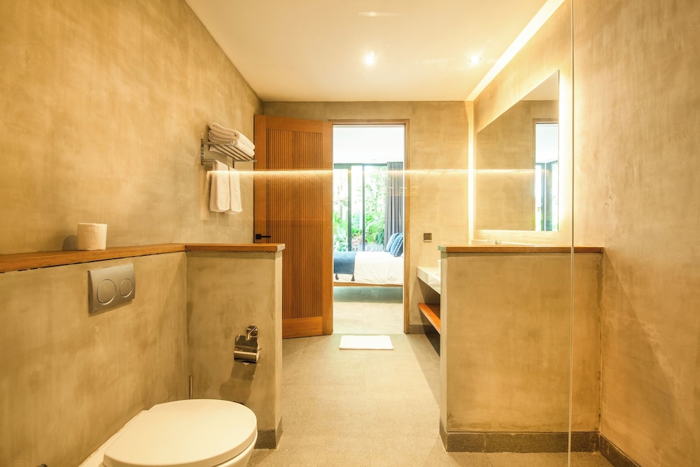 Seaside Escape: 4BR Villa, 190m to Canggu Beach
