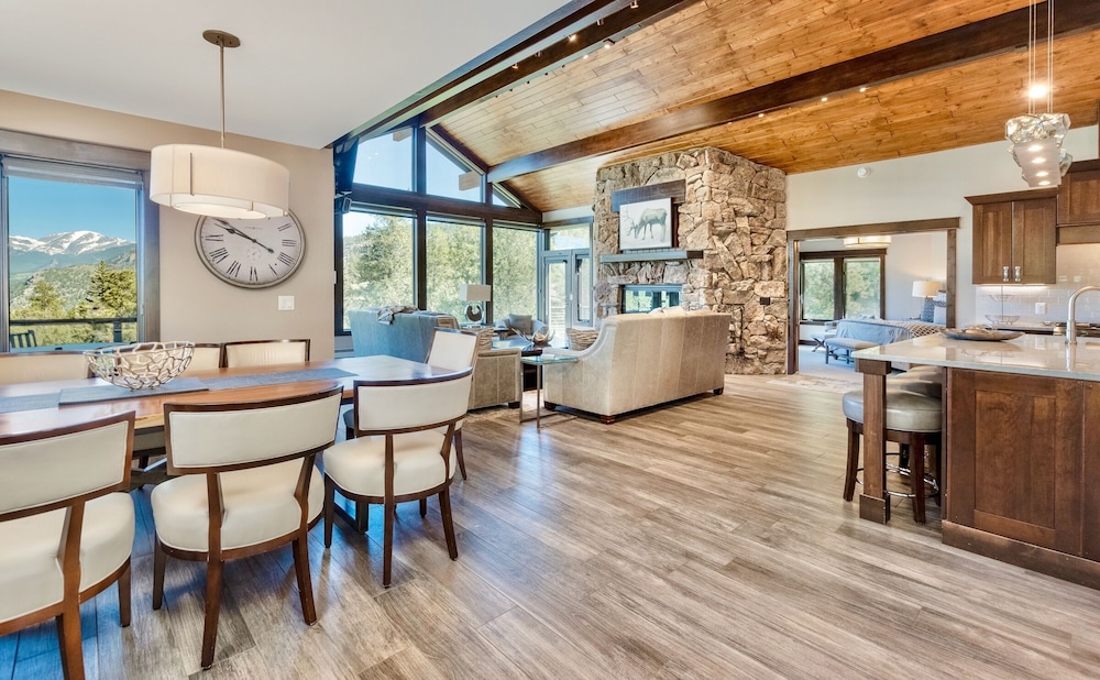 Hyler Mountain Lodge Luxury Vacation  At Windcliff 5 Bedroom Home by RedAwning view 3