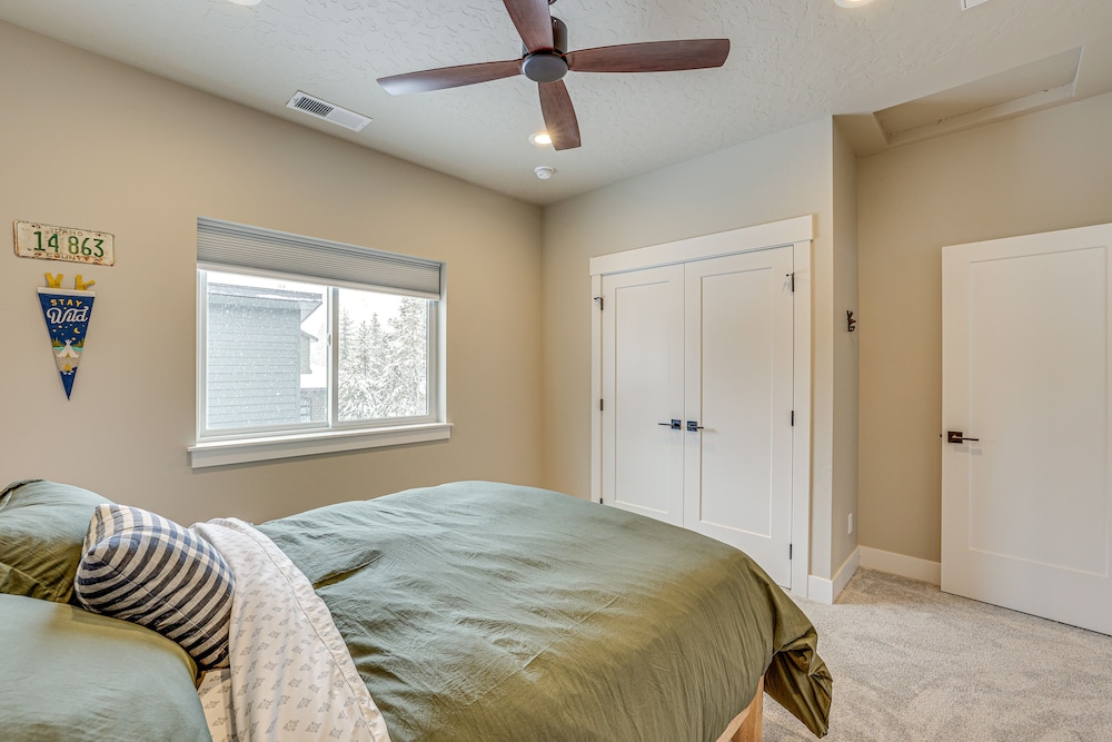 All-season Cabin: Hot Tub & Sauna in Donnelly view 5