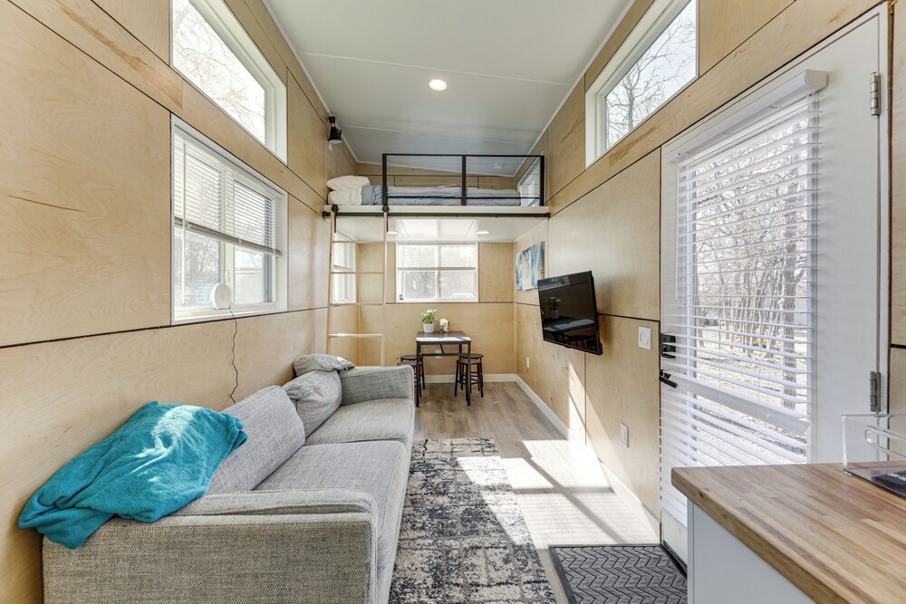 Hiking & Creek: Manor Tiny Home in Forest Retreat