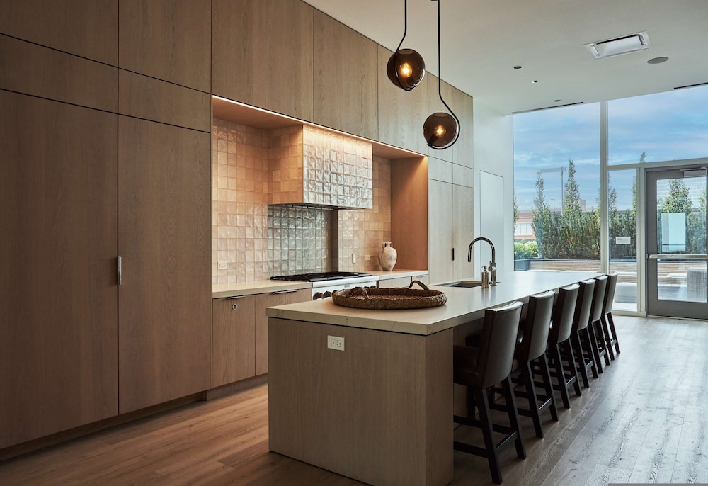 60 Fl Lake View Apt An Urban Oasis in the Sky