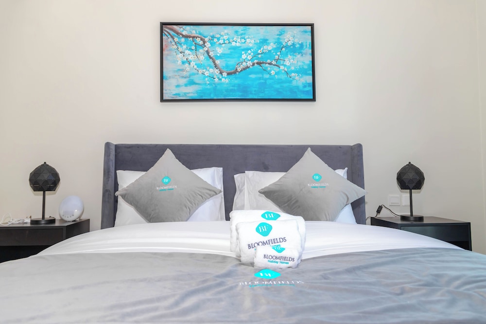 Bloomfields Modern 1BR in Reflection