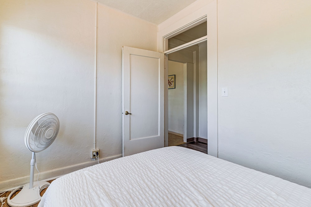 Charming Klamath Falls Apt: Walk to Downtown! view 3