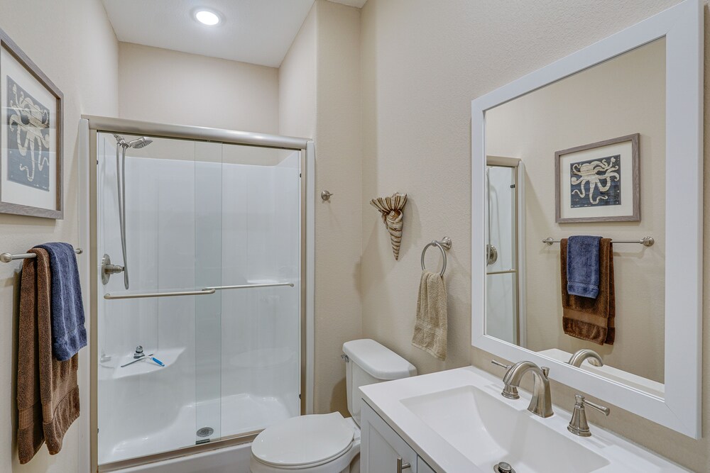 Lake Ozark Apartment w/ Balcony < 1 Mi to Water!