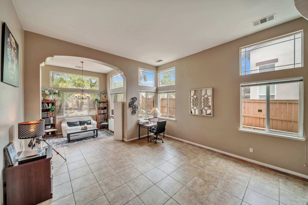 Spacious Golf Course Retreat - w/ Modern Kitchen
