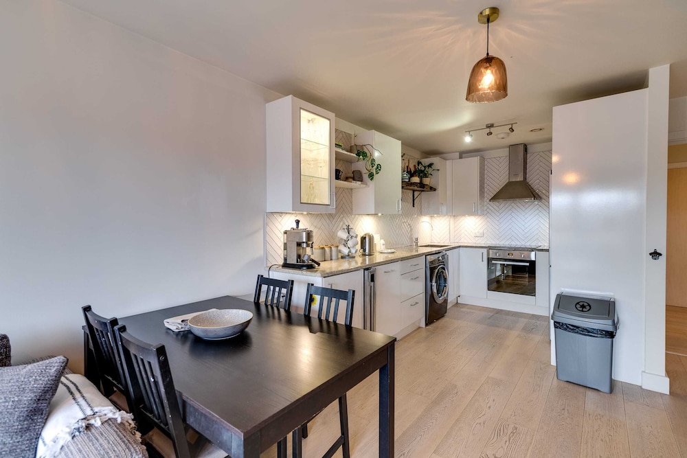 Spacious Modern Camberwell Apartment