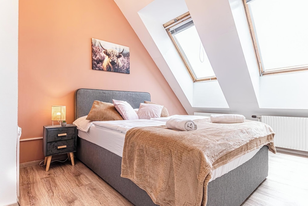 Stunning 12BR Floor For 24 People