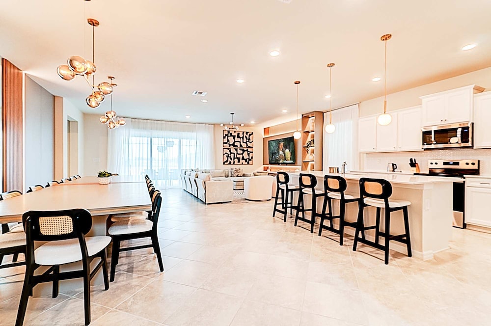 15807 Luxury 8 Bedroom Family Home With Game Room