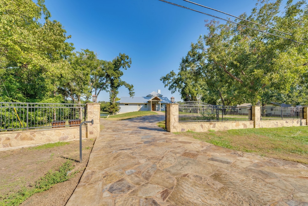 Luxe Waterfront Home w/ Boat Slip in New Braunfels