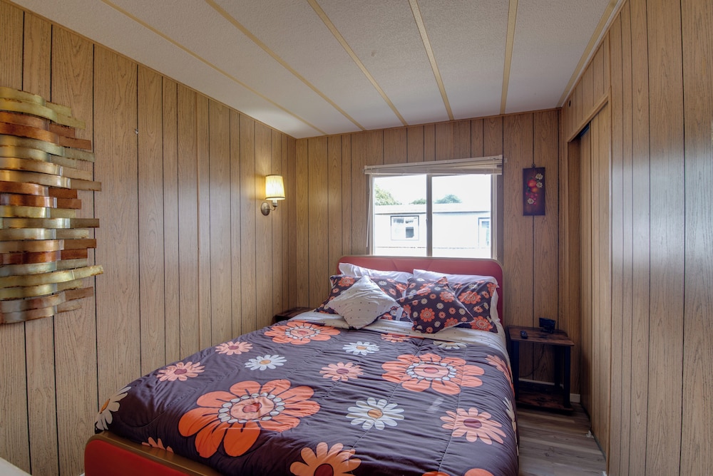 Walk to Beach! Fun Retro Retreat in Ocean Shores